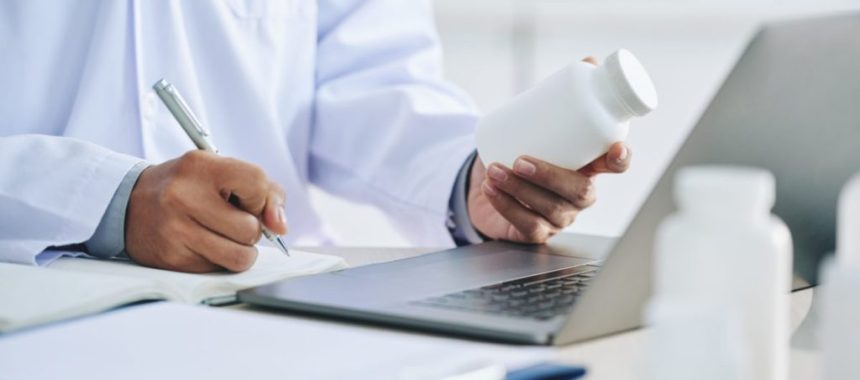 doctora-irreconocible-laptop-sosteniendo-medicamentos-escribiendo-recetas-1-1024x684 doctora-irreconocible-laptop-sosteniendo-medicamentos-escribiendo-recetas-1-1024x684